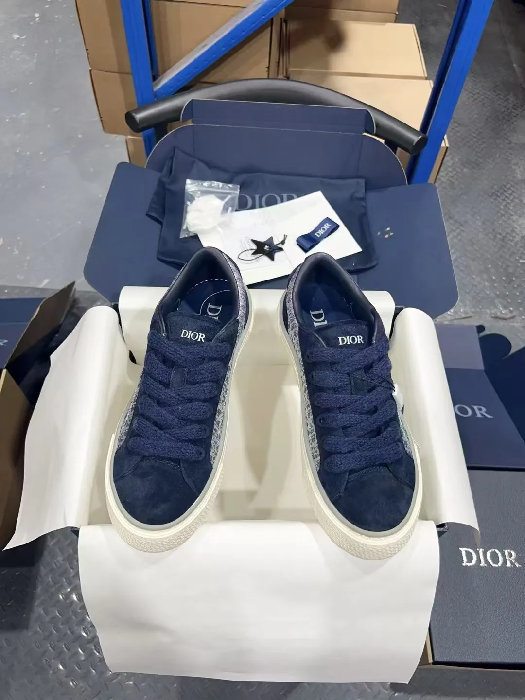 👟👟Ex-factory price 560👟👟 𝐃𝐢𝐨𝐫 𝐱 𝐒𝐭𝐨𝐧𝐞 𝐈𝐬𝐥𝐚𝐧𝐝 𝐁𝟯𝟯 Dior co-branded Stone Island new casual sports shoes Skateboard shoes 111111111 This B33 sneaker comes from the DIOR AND STONE ISLAND limited series. It is a new interpretation of the classic tennis shoe. The fashionable silhouette highlights the heavy texture. The black-dyed cotton has a delicate wash and soft texture, and is finished with the classic Oblique print on the sides, paying homage to the exceptional craftsmanship of the exclusive collaboration. The tongue is embossed with the Dior signature, while cannage panels on the front, DIOR AND STONE ISLAND signature on the back and insole. The rubber outsole features the Dior Oblique pattern, while a contrasting Dior 30 Avenue Montaigne signature on the rear adds style. It can add a modern touch to various casual looks, and can also be matched with other DIOR AND STONE ISLAND items. Exquisite packaging at the delivery counter🛍📦 Customized cowhide material, sheepskin lining, original molded outsole Size: 35-45